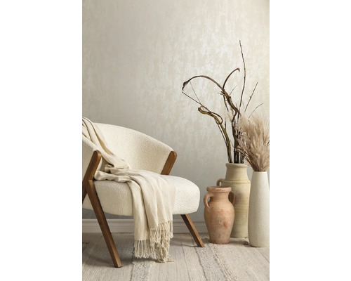 Decoratieve woonkamer met fauteuil, deken en vazen