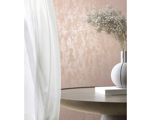 Decoratieve woonkamerambiance met textielbehang, tafel en gordijn