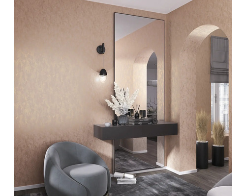 Inrichtingsvoorbeeld van een ruimte met spiegel, console, decoraties en zitgelegenheid.