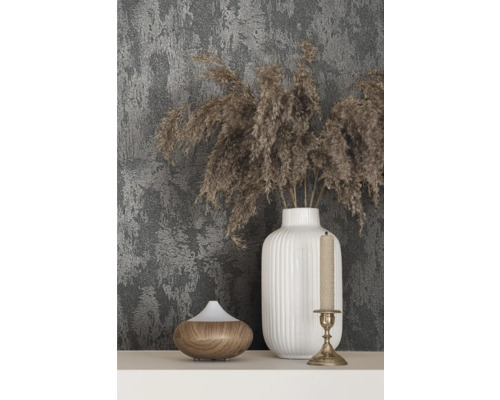 Decoratie met vaas, geurlamp en kandelaar tegen een gempatroneerde wand
