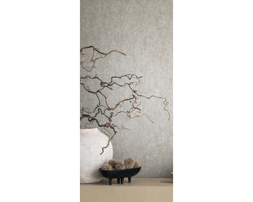 Decoratieve takken in vaas voor een gestructureerde muur