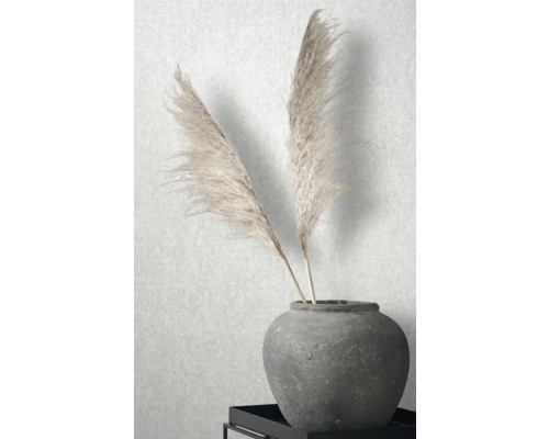 Decoratieve grassen in een stenen vaas op een tafel