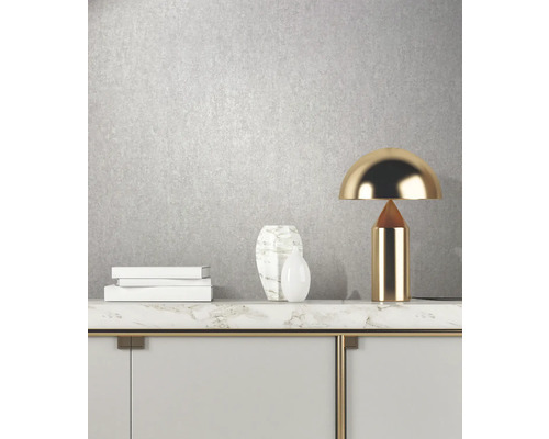 Decoratieve opstelling met lamp, vazen en boeken op een dressoir