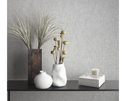 Decoratieve vazen en planten op een tafel