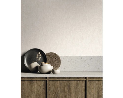 Scene met servies, placemat en houten kast