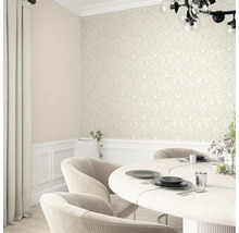Interieur met patroonbehang, eettafel en stoelen
