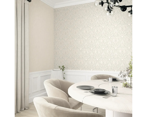 Interieur met patroonbehang, eettafel en stoelen