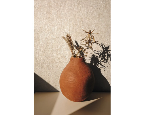 Decoratieve vaas met droogbloemen op tafel