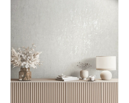 Lichte kamer met patroonbehang, dressoir, lamp en decoraties