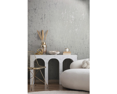 Interieur met gestructureerd behang, decoratieve elementen en zitting