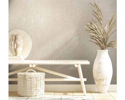 Decoratief interieur met bank, vaas, mand en ornament