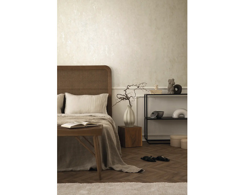 Slaapkamer met bed, plank en decoratieve objecten