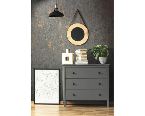 Scène met grijze ladekast, ronde spiegel, hanglamp en decoratie op een houten vloer voor een grijze muur