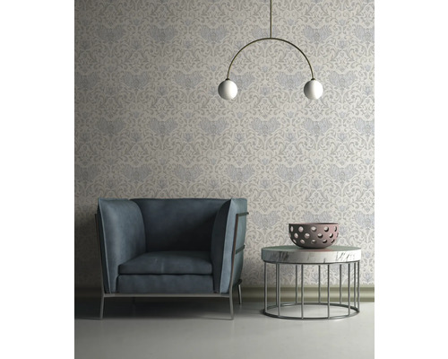 Woonkamer met fauteuil, tafel en behang met patroon