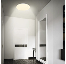 Hal met ronde plafondlamp
