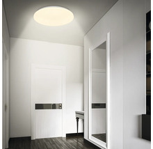 Plafondlamp in een lichte hal
