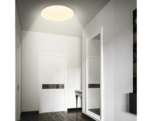 Plafondlamp in een lichte hal