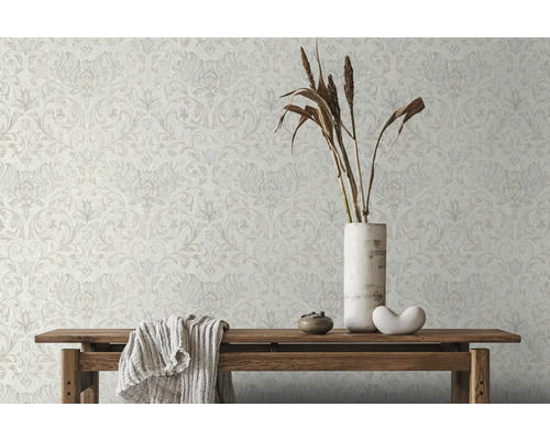 Decoratief behang met bloemmotief op een muur