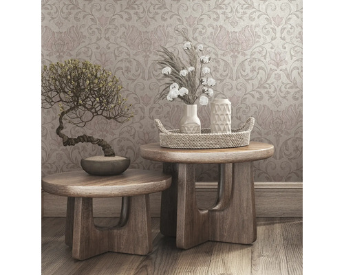 Decoratieve scène met twee houten krukjes, een bonsai, vazen, katoentakken en een decoratief dienblad voor een patroonbehang.