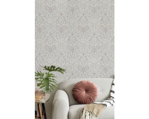 Muur met bloemenbehang achter bank
