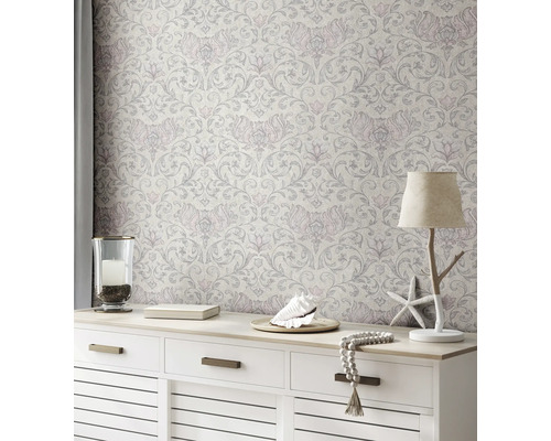 Decoratieve kamer met bloemmotief behang en ladekast