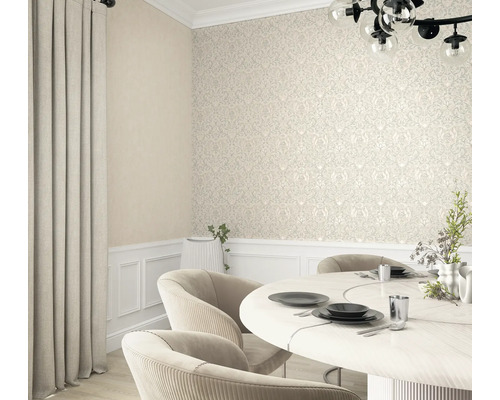 Eetkamer met behang met motief, gordijnen en ronde tafel