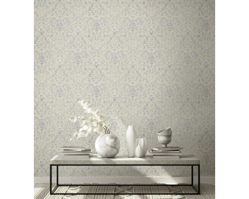 Woonkamer met patroonbehang, tafel, vazen en decoratie