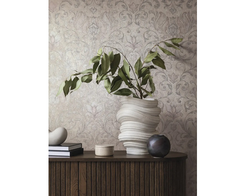 Decoratief interieur met patroonbehang, dressoir, boeken en vazen