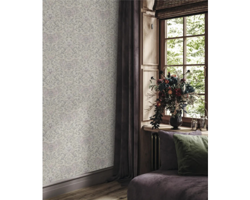 Detailopname van een kamer met bloemenbehang en raam