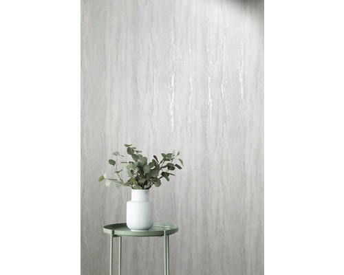 Decoratieve muur met behang in marmerlook, tafel en vaas met planten