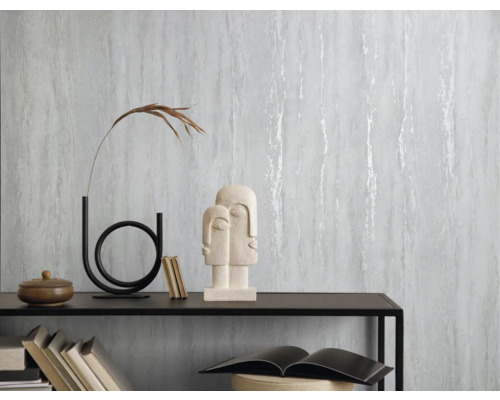 Woonkamerdecoratie met patroonbehang en decoraties op een plank