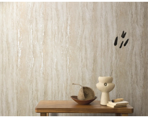Close-up van een gedecoreerde wand met beige vliesbehang in travertinlook