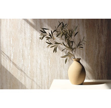 Decoratieve wand met verticaal gestructureerd behang en een vaas met planten