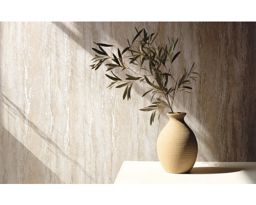 Decoratieve wand met verticaal gestructureerd behang en een vaas met planten