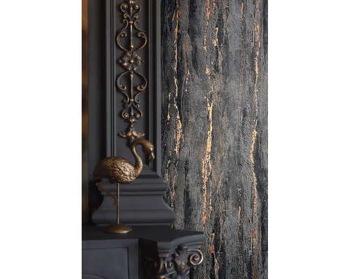 Detailopname van een grijze muur met goudkleurige accenten en decoratieve elementen