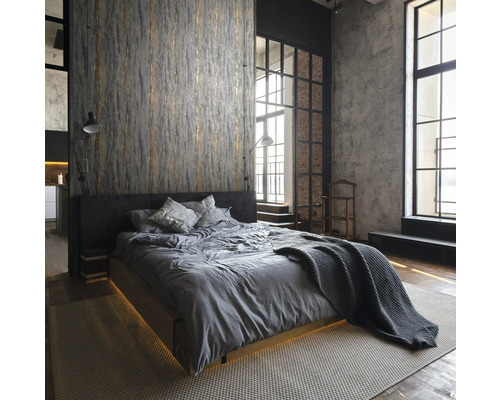 Slaapkamer in loftstijl met bed, textielbehang en grote ramen