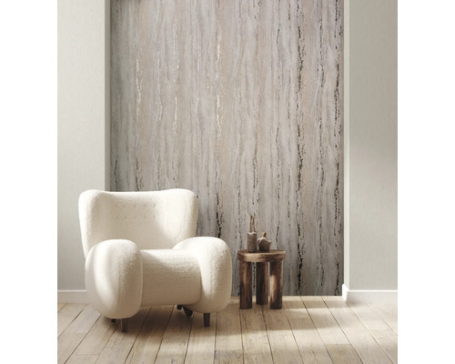 Interieur met patroonbehang, fauteuil en bijzettafel