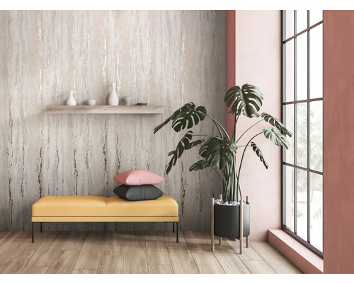 Modern interieur met patroonbehang, zitbank en kamerplant.