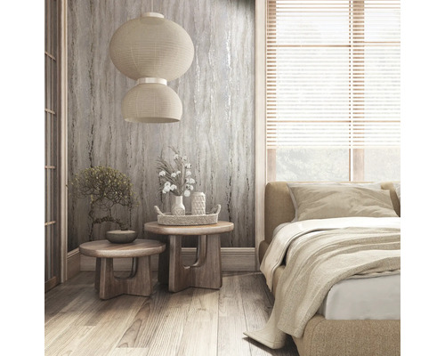Slaapkamer met bed, bijzettafels, decoraties, papieren lantaarn en jaloezieën