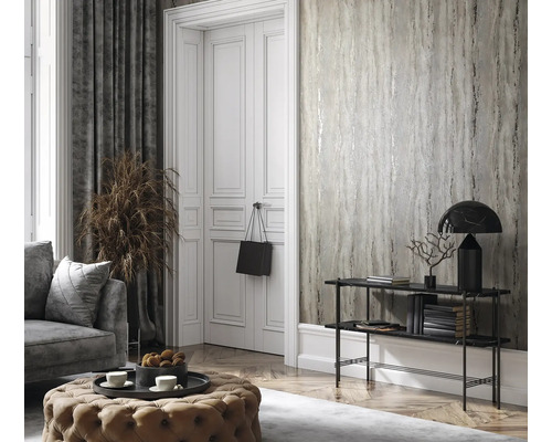 Inrichtingsidee met gemust behang, console, lamp en zitting in een woonkamer.