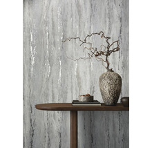 Decoratief interieur met patroonbehang, tafel en decoratieve elementen