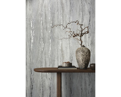 Decoratief interieur met patroonbehang, tafel en decoratieve elementen