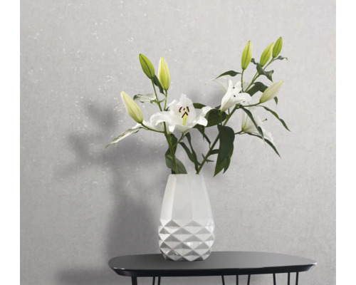 Vaas met leliebloemen op een tafel