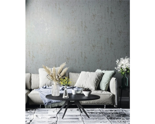Woonkamer met bank, tafel en patroonbehang voor een stijlvol interieur