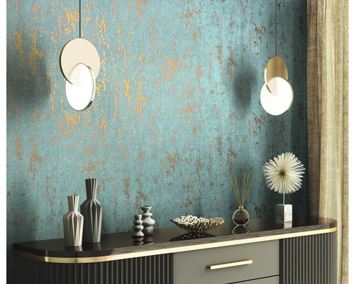 Decoratief interieur met dressoir, vazen, geurverspreider, decoratief object en twee hanglampen voor een gestructureerde wand