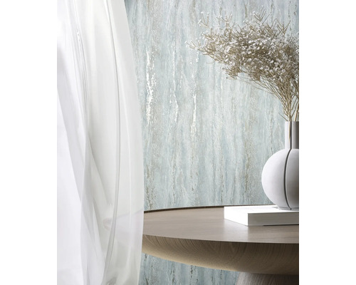 Decoratieve wand met behang, tafel, vaas en gordijn