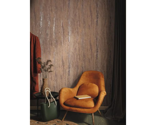 Inrichtingsvoorbeeld met een behang met patroon, fauteuil en decoratie voor een stijlvol interieur