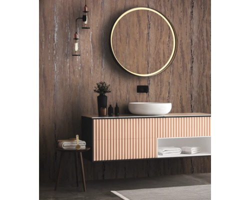 Badkamer met wastafel, spiegel, lamp en decoratie