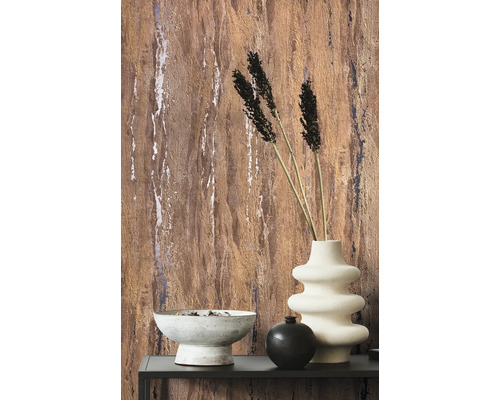 Decoratieve woonsfeer met reliëfbehang en vazen op een tafel.