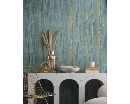 Scene met behang, plank, decoratie en stoel